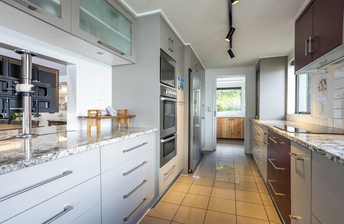 Frankton House | Absolutely Lakeside House - 5mins to Town - Step outside to the lake and trail.