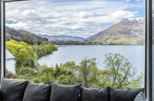 Frankton House | Absolutely Lakeside House - 5mins to Town - Step outside to the lake and trail.
