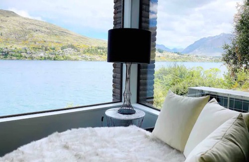 Frankton House | Absolutely Lakeside House - 5mins to Town - Step outside to the lake and trail.