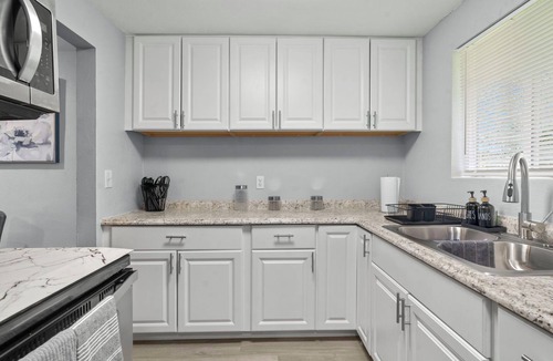 South Westside Apartment | AC IN UNIT Modern 2 bedroom remodel walking distance to downtown