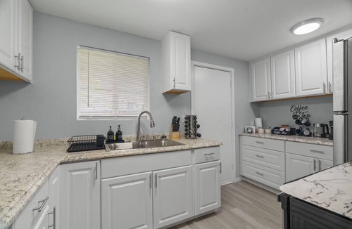 South Westside Apartment | AC IN UNIT Modern 2 bedroom remodel walking distance to downtown