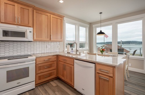 Camano Island House | AC, kayaks, rooftop deck with fire pit, boat launch and incredible views!