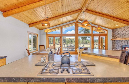 Three Rivers House | AC, on the Deschutes River, Luxury, quiet neighborhood, 5 star views!