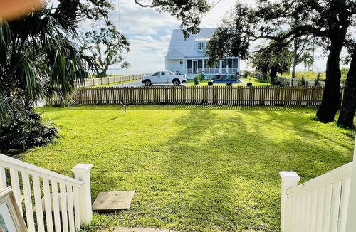 Old Town Cottage | Acadian cottage 1 minute walk to beach, 5 minutes to Old Town BSL! Best location