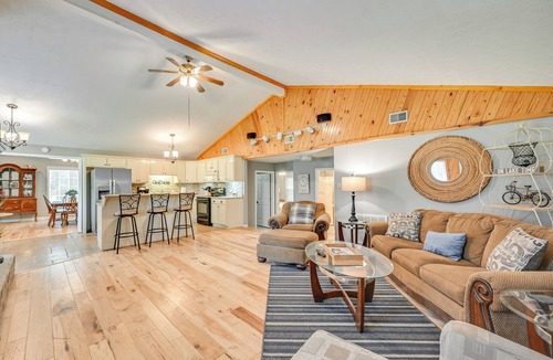 Leitchfield House | Access to Rough River Lake! Family Home w/Deck