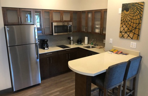Irvine Business Complex Apartment | Accessible 1BR King | Kitchen + Breakfast & Pool