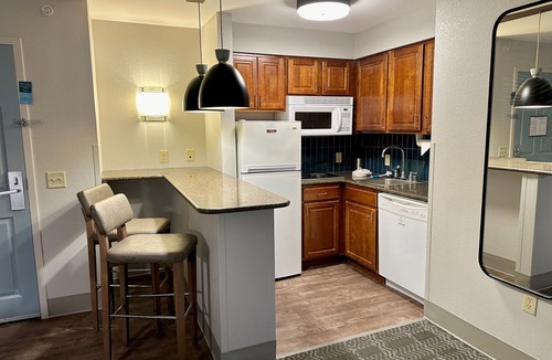 Oconomowoc Apartment | Accessible 2BR Suite w/Pool, Hot Tub & Breakfast