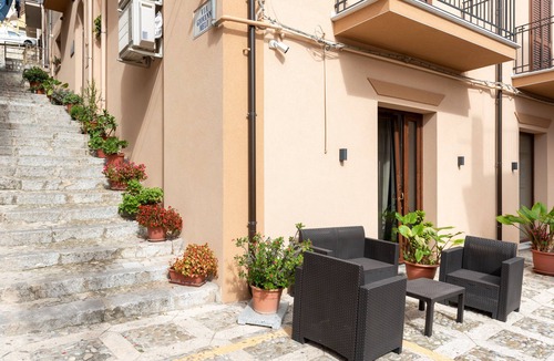 Caccamo Apartment | Accessible Double Room with Balcony, Wi-Fi, and Air Conditioning