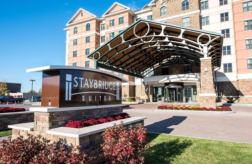 Newtonville Apartment | Accessible King Suite w/Tub & Kitchen | Albany