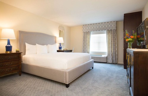 Country Club Estates Hotel | Accessible King Room | Roll-In Shower & Wi-Fi
