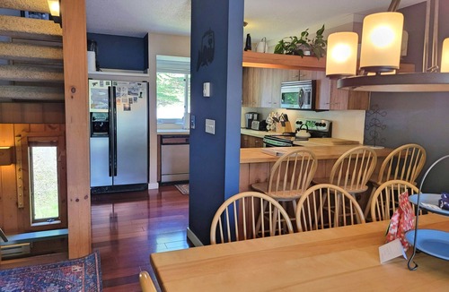 Lincoln House | Accessible level, comfy, FP, wood & mountain views, near Loon. C1081 by LRS