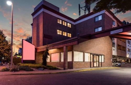 SeaTac Hotel | Accessible Lodging Near the Airport! Just a Short drive to Downtown!