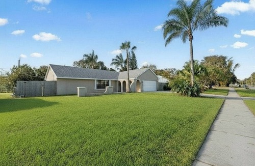 Interchange Square House | Accessible Palm Bay Escape Arcade Coffee Bar Wi-Fi Work Space Roll-in Shower