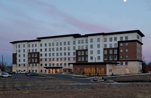 Overland Park Apartment | Accessible Queen Studio w/Full Kitchen, KS