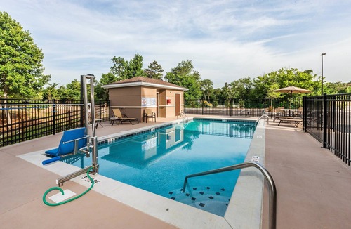 Farragut Apartment | Accessible Studio w/Breakfast, Pool + BBQ Area