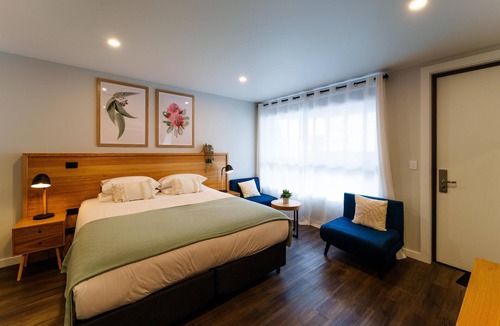 Woodside Hotel | Accessible Suite - Self contained suite with 1 King bed or Twins and single sofa bed