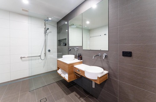 Woodside Hotel | Accessible Suite - Self contained suite with 1 King bed or Twins and single sofa bed