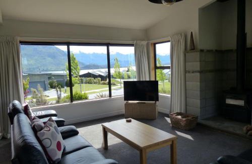 Wanaka House | acomo at Clutha - stunning views, pool & gym access