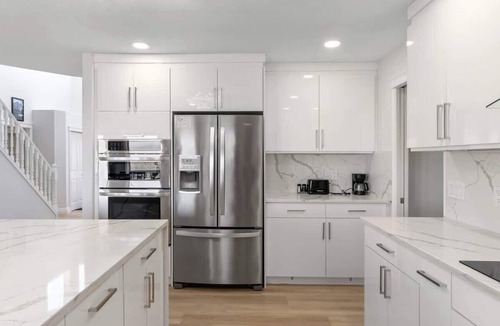 Lyalta House | Acreage | 5 bdrm | King Bed |Wood Fireplace | AC