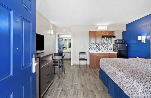Rockport Hotel | Across from festival grounds & blue wave beach ADA