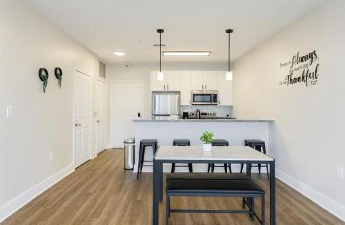 Glen Iris Apartment | Across from UAB Spacious Retreat 02C