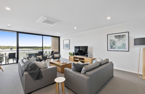 Anglesea House | Across the road from Main Beach Anglesea- luxury new townhouse, steps to cafes
