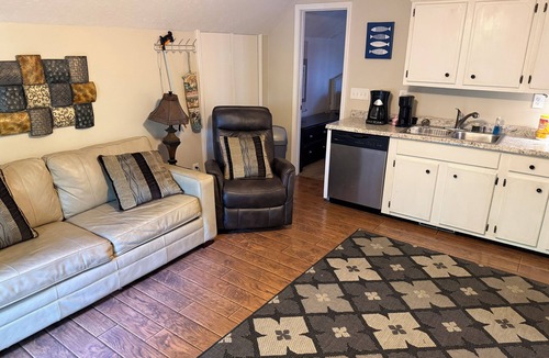 Glasgow Apartment | Activity all around! stay up in the trees, Take in the activity or just chill