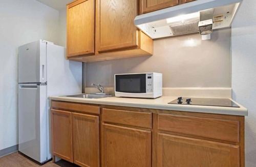 Fort Myers Apartment | ADA Full Bed,Tub,Nsmk|Kitchen|Studio 6 Fort Myers