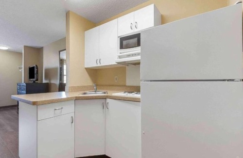 Amherst Apartment | ADA Studio 6 Buffalo|Queen Bed|RI Shower|Nsmk Kitchen