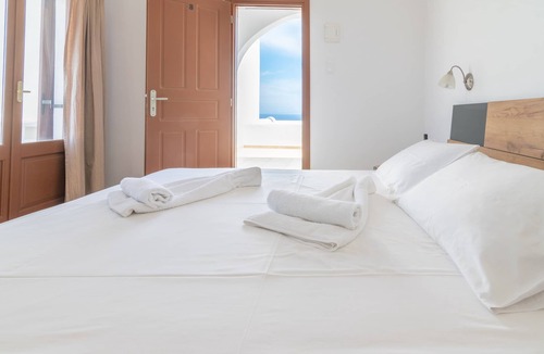 Akrotiri Hotel | Adamastos