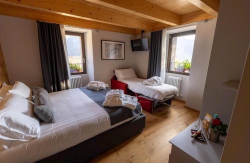 Temu Bed & Breakfast | Adamello skyline