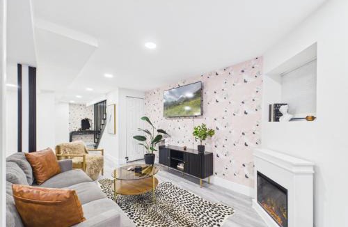 Wrigleyville Apartment | Addison Art Deco Flat