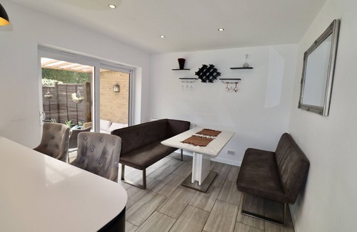 Runnymede Ski Chalet | Addlestone Spacious Four Bedroom House