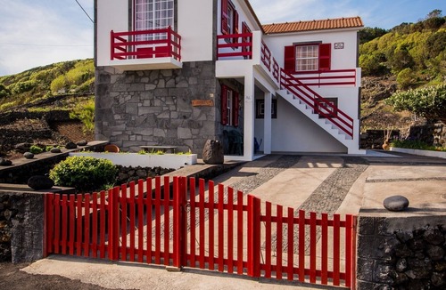 Calheta de Nesquim House | Adega Pedra do Lagar holiday home, next to the sea and mountains, family friendly