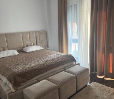Giroc Apartment | Adela & Robert Home cu piscină și parcare privată