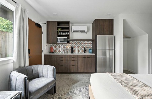 Kerns Apartment | Adelynn Studio Walkable Kerns Spanish Charm