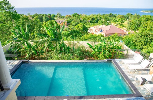 Salt Gut Villa | Adina View: Private/Luxury/Solar-Pwr/Beach/Pool/Jacuzzis/Chef/Gym/Starlink & BBQ