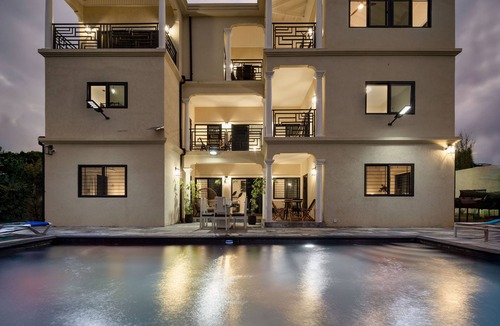 Salt Gut Villa | Adina View: Private/Luxury/Solar-Pwr/Beach/Pool/Jacuzzis/Chef/Gym/Starlink & BBQ