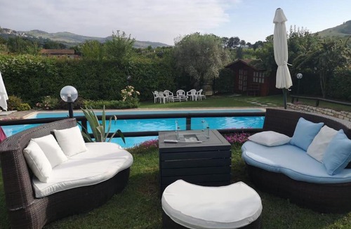 Casalfiumanese Apartment | Adorabile tavernetta con piscina