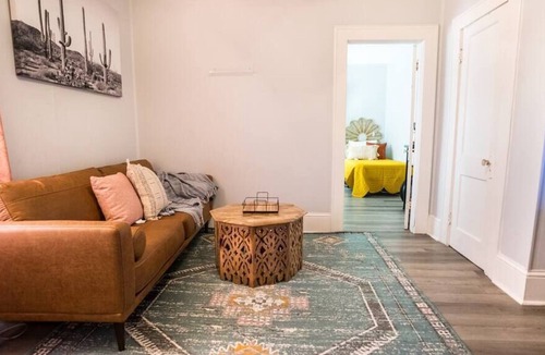 Riverside Apartment | Adorable 1BR - Heart of Riverside - Sleeps 4