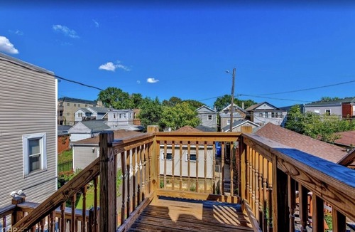 Tri-Taylor Apartment | Adorable 2-bed with air hockey table