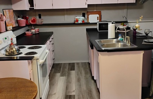 Nevada - Lidgerwood Apartment | Adorable 2 bedroom apartment, with secure off street parking and onsite laundry.