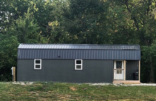 Brooklyn Cabin | Adorable 2-bedroom cabin with AC in charming Brooklyn