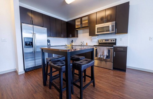 River North Art District Apartment | Adorable Apt w/Private Desk