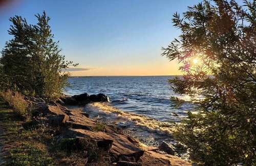 Port Weller West Condo | Adorable bachelor guest suite close to lake!