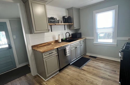 Wareham Center Cottage | Adorable beach house - 5 min walk to private beach