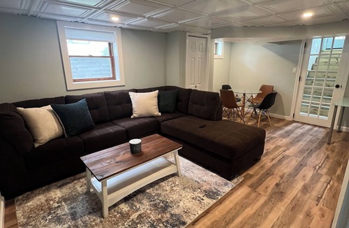 Wareham Center Cottage | Adorable beach house - 5 min walk to private beach