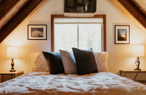 Coffee Creek Cabin | Adorable Cedar Cabin located on Coffee Creek in Trinity Alps
