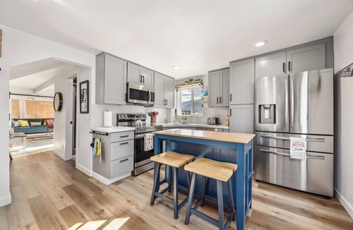 Manson House | Adorable Cloud 9 Manson Bungalow w/Lake Chelan & Mtn Views ½ mile to downtown!