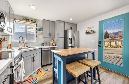 Manson House | Adorable Cloud 9 Manson Bungalow w/Lake Chelan & Mtn Views ½ mile to downtown!